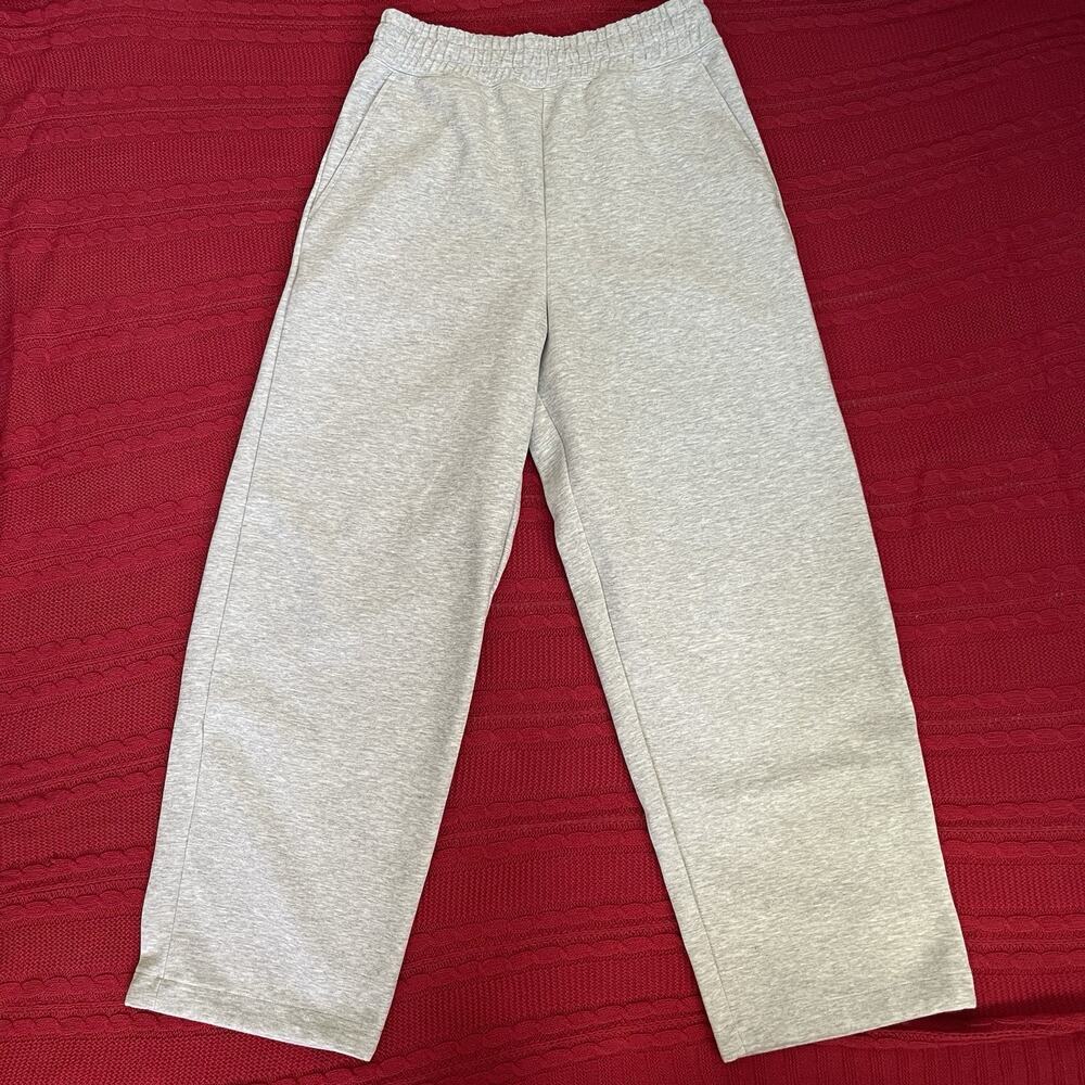Uniqlo Men's Light Gray Sweatpants Size Small with Tech Pockets